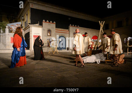 Brunete, Espagne - 11 Avril 2019 : play populaires de la Passion du Christ dans la Plaza Mayor de la ville. La résurrection de Lazare. Banque D'Images