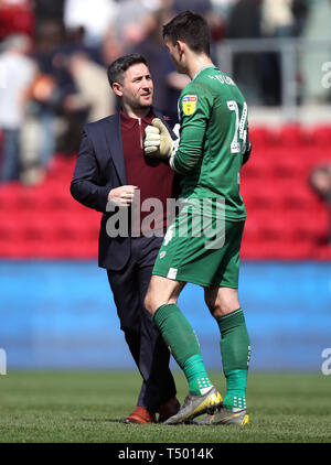 Bristol City manager Lee Johnson parle à Bristol City gardien Max O'Leary après le match de championnat à Sky Bet Ashton Gate Stadium, Bristol. Banque D'Images