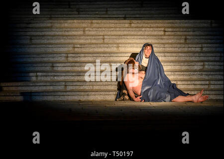 Brunete, Espagne - 11 Avril 2019 : play populaires de la Passion du Christ dans la Plaza Mayor de la ville. La piété de Maria. Banque D'Images