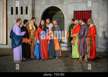 Brunete, Espagne - 11 Avril 2019 : play populaires de la Passion du Christ dans la Plaza Mayor de la ville. Jésus avec les apôtres Banque D'Images