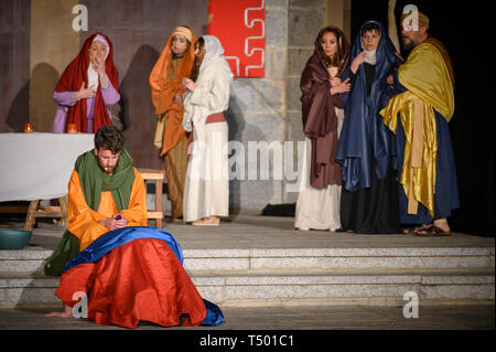 Brunete, Espagne - 11 Avril 2019 : play populaires de la Passion du Christ dans la Plaza Mayor de la ville. Jésus lave les pieds et les baisers de Judas. Banque D'Images