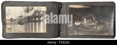 Un album photo de détachement n° de vol sur le terrain 62 - Max Immelmann (1890 - 1916). L'album inscrit avec environ 64 images d'observateur vol A. Müller de FFA '62'. Les biplans de divers types, images aériennes, images du groupe avec des décorations, des aéronefs avec peinture spéciale, la reconnaissance de ces marques et d'autres marquages. Deux images de 'gagnant' PLM Max Immelmann, une avec une signature originale à l'encre. Bonnes connaissances techniques et photos d'aéronefs ainsi que des portraits, avec de nombreuses descriptions manuscrites, la reliure et quelques pages desserrée. Très rare., historique, historique Additional-Rights Clearance-Info ,--Not-Available Banque D'Images