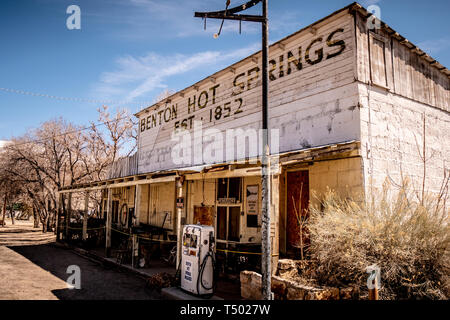 Vieille station d'essence dans le village de Benton - BENTON, USA - Le 29 mars 2019 Banque D'Images