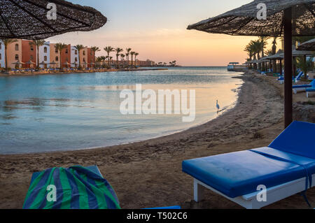 Vue d'une lagune de la mer Rouge au lever du soleil entre deux rangées de chambre d'hôtel à Hurghada Banque D'Images