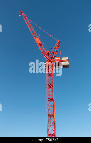 Un HTC Wolffkran Wolff de flèche relevable GRUE A TOUR utilisé par l'entrepreneur Kier set against a blue sky à Richmond, Surrey, UK. Banque D'Images