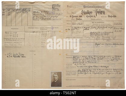 Günther Prien, commandant du "U-47" - un désordre veste et accréditation. L'enveloppe de tissu de coton bleu foncé avec deux rangées de quatre boutons ancre doré (13 mm) par l'étiquette "Extra Fein', avec la fermeture, la chaîne en soie noir et blanc. Correct sans retenue de épaulette resp. les conseils de l'épaule, le manchon d'un insigne de grade de Kapitänleutnant, insignes brodés à la main et les commandes des boucles pour la Croix de Fer de 1ère classe de 1939, champ de commande de fermeture et U-Boat War insigne. Avec deux étiquettes sur mesure de l'entreprise 'J. Robrecht, Inhaber Hans Thiele, Kiel', l'intérieur avec ', Editorial-Use-seulement Banque D'Images