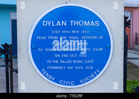 Dylan Thomas blue plaque montrant qu'il a lu ('Sous Bois Lait') dans le Croft à la société civile en 1953 Tenby Tenby Dyfed, au Pays de Galles. Banque D'Images