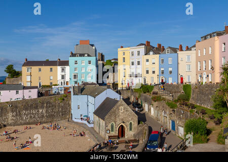 Les maisons colorées donnant sur le joli port de Tenby, Dyfed, Pays de Galles. Banque D'Images