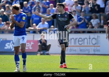 La Ville de Lincoln le capitaine Jason Shackell réagit comme il est envoyé par Match arbitre Lee Mason au cours de la Sky Bet Championship match à Brunton Park, Carlisle. Banque D'Images