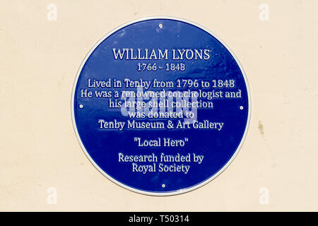 Blue plaque pour William Lyons sur le Tenby Museum & Art Gallery de Tenby, Dyfed, Pays de Galles. Banque D'Images