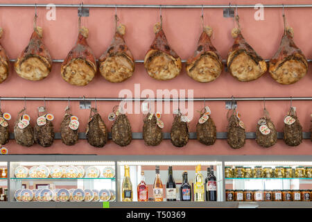 Fontanellato, Labirinto della Masone, di Franco Maria Ricci, la Bottega di prodotti tipici : prosciutti crudi e culatelli. [ENG] Fontanellato, Labirin Banque D'Images