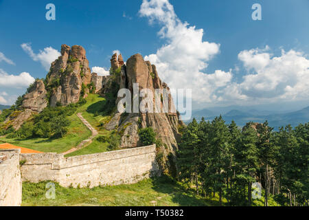 Vue panoramique sur la forteresse Kaleto et les rochers de Belogradchik haut, Belogradchik , Bulgarie Banque D'Images