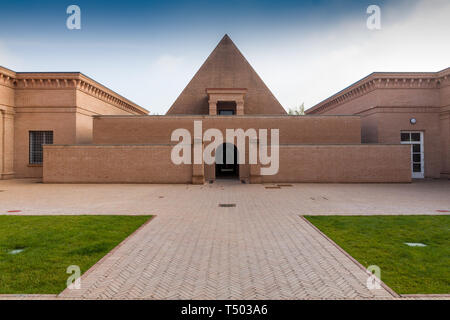 Fontanellato, Labirinto della Masone, di Franco Maria Ricci : la corte centrale e la Piramide. [ENG] Fontanellato, Labirinto della Masone, par Franco M Banque D'Images