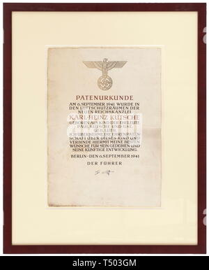 Adolf Hitler - un parrain document de la Chancellerie du Reich grand-format document, rendu en plusieurs couleurs pour la naissance de Karl-Heinz Kutsche. L'enfant du couple Paul et Ilse Kutsche est né le 6 septembre 1941 dans l'abri de la nouvelle chancellerie du Reich. Signature originale d'Adolf Hitler en bas, plié au centre et avec des marques de l'âge. Dimensions de la 25,5 x 35,5 cm. Dans un cadre moderne avec des mat. Au cours de la nuit du 6 au 7 septembre 1941, la première attaque aérienne lourde sur Berlin par des bombardiers britanniques ont eu lieu. Un Editorial-Use, seule Banque D'Images