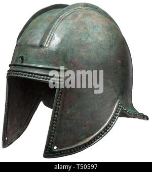 Un casque d'Illyrian, 6ème siècle avant JC. Bronze avec patine vert foncé. Grand crâne avec distinctement soulevées et a intensifié les crêtes, les crochets de fixation pour la fixation d'une crête à l'avant et au dos. Grande face-ouverture surmontée de deux nervures sur la planche d'embarquement, long percé joue-morceaux et évasée cou-guard. Une rangée de broches décoratives lenticulaires autour du périmètre. Partiellement avec des remplacements et des restaurations à la couronne, le visage et la nuque. Hauteur 23 cm, poids 1002 g. Provenance : Collection privée allemande, 1970., historique, Additional-Rights Clearance-Info-histori-Not-Available Banque D'Images