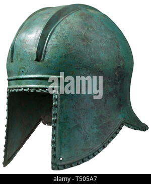 Un casque d'Illyrian, 6ème siècle avant JC. Bronze avec patine vert clair. Grand, grand crâne avec deux crêtes parallèles soulevées du Crest et trous de fixation à l'avant et l'arrière. Grande face-ouverture surmontée d'une étroite côte à travers le front. Longtemps percé joue-morceaux et joliment torché cou-guard. Une rangée de broches décoratives lenticulaires autour du périmètre. Les restaurations et les remplacements à la Couronne et sur les bords. Hauteur 24 cm, poids 857 g. Provenance : Collection privée allemande, années 1970. historique, historique, monde antique, l'antiquité grecque, , Additional-Rights Clearance-Info-Not-Available- Banque D'Images