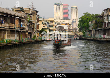 BANGKOK, THAÏLANDE - 28 décembre 2018 : route de passagers bateau sur le canal klong Mahanak Banque D'Images