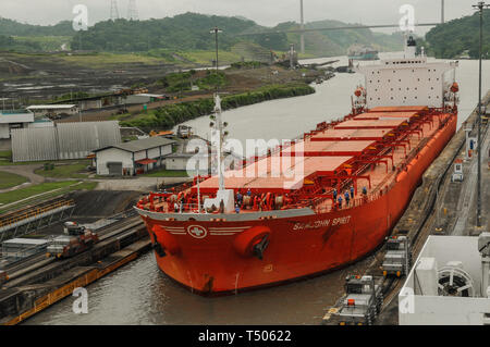 Navires de cargaison transitant par le canal de Panama Banque D'Images