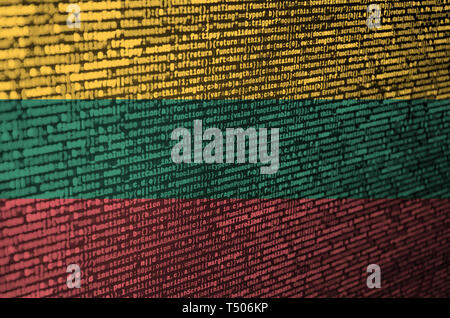 Drapeau de la Lituanie est représenté sur l'écran avec le code du programme. Le concept de la technologie moderne et le développement de site. Banque D'Images