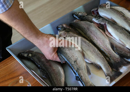La truite fraîchement nettoyée repose sur la table Banque D'Images