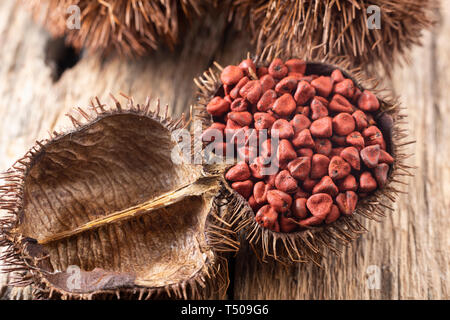 Graines de rocou sur bois rustique, vue du dessus Banque D'Images