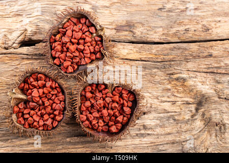 Graines de rocou sur bois rustique, vue du dessus Banque D'Images