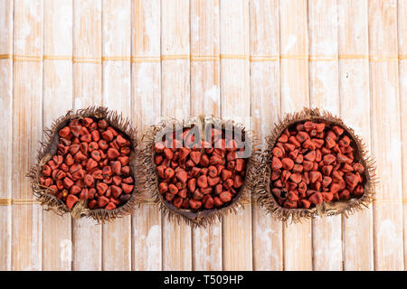 Graines de rocou sur bois rustique, vue du dessus Banque D'Images