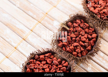 Graines de rocou sur bois rustique, vue du dessus Banque D'Images