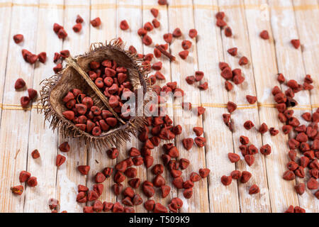 Graines de rocou sur bois rustique, vue du dessus Banque D'Images