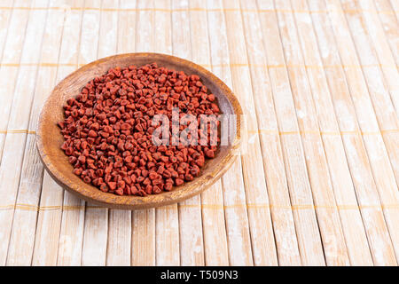 Graines de rocou sur bois rustique, vue du dessus Banque D'Images