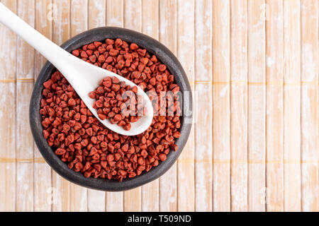 Graines de rocou sur bois rustique, vue du dessus Banque D'Images