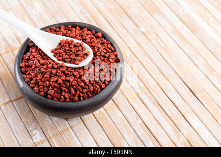 Graines de rocou sur bois rustique, vue du dessus Banque D'Images