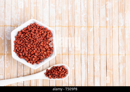 Graines de rocou sur bois rustique, vue du dessus Banque D'Images