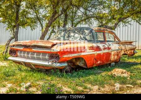 Old rusty vintage car abandonné Banque D'Images