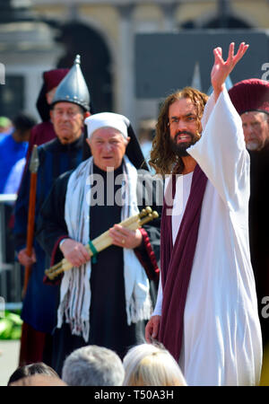 Londres, Royaume-Uni. 19 avr 2019. Le Vendredi saint, des milliers de personnes se rassemblent à Trafalgar Square pour regarder la Passion de Jésus exécuté par le joueur : PjrFoto Wintershall/Alamy Live News Banque D'Images