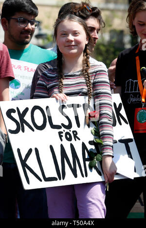 Rome, Italie. Apr 19, 2019. Greta Thunberg lors de son discours sur la scène 19 avril 2019 Rome. Vendredi pour le climat futur grève dans Rome, la Piazza del Popolo. photo di Samantha Zucchi/Insidefoto insidefoto Crédit : srl/Alamy Live News Banque D'Images