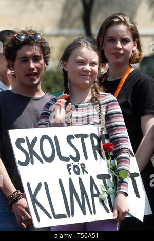 Rome, Italie. Apr 19, 2019. Greta Thunberg lors de son discours sur la scène 19 avril 2019 Rome. Vendredi pour le climat futur grève dans Rome, la Piazza del Popolo. photo di Samantha Zucchi/Insidefoto insidefoto Crédit : srl/Alamy Live News Banque D'Images