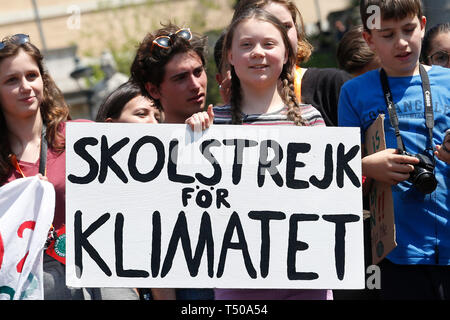 Rome, Italie. Apr 19, 2019. Greta Thunberg lors de son discours sur la scène 19 avril 2019 Rome. Vendredi pour le climat futur grève dans Rome, la Piazza del Popolo. photo di Samantha Zucchi/Insidefoto insidefoto Crédit : srl/Alamy Live News Banque D'Images