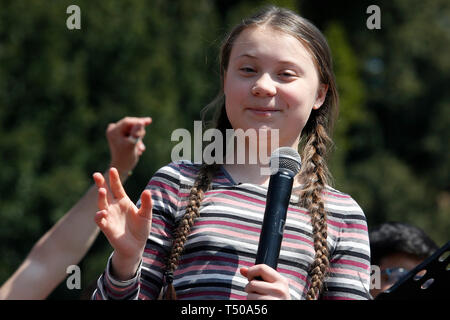 Rome, Italie. Apr 19, 2019. Greta Thunberg lors de son discours sur la scène 19 avril 2019 Rome. Vendredi pour le climat futur grève dans Rome, la Piazza del Popolo. photo di Samantha Zucchi/Insidefoto insidefoto Crédit : srl/Alamy Live News Banque D'Images