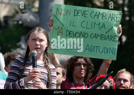 Rome, Italie. Apr 19, 2019. Greta Thunberg lors de son discours sur la scène 19 avril 2019 Rome. Vendredi pour le climat futur grève dans Rome, la Piazza del Popolo. photo di Samantha Zucchi/Insidefoto insidefoto Crédit : srl/Alamy Live News Banque D'Images