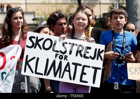 Rome, Italie. Apr 19, 2019. Greta Thunberg lors de son discours sur la scène 19 avril 2019 Rome. Vendredi pour le climat futur grève dans Rome, la Piazza del Popolo. photo di Samantha Zucchi/Insidefoto insidefoto Crédit : srl/Alamy Live News Banque D'Images