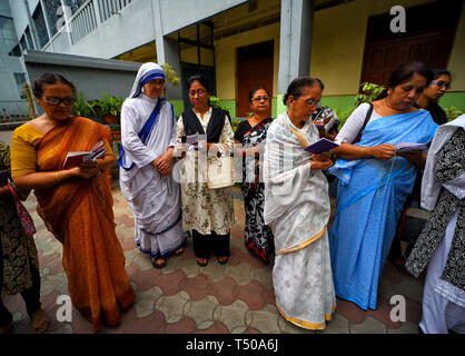 Kolkata, Inde. Apr 19, 2019. Des religieuses de missionnaires de la Charité, l'ordre mondial de moniales fondé par Mère Teresa vu prendre part à la procession religieuse pendant le Vendredi Saint à Kolkata . Credit : SOPA/Alamy Images Limited Live News Banque D'Images