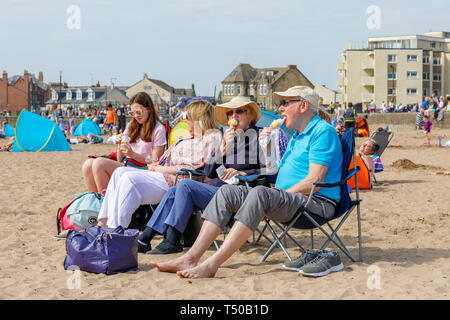 L'Ayrshire, Ecosse. 19 avr 2019. Météo France : Avec le beau temps, des milliers de personnes se sont rendus à Troon Ayrshire, plage pour profiter du début de la pause de Pâques. Le beau temps devrait se poursuivre au cours des vacances de Pâques, et il est prévu que la plage sera occupé toute la semaine. Credit : Findlay/Alamy Live News Banque D'Images