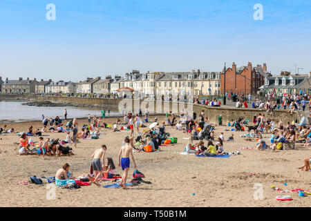 L'Ayrshire, Ecosse. 19 avr 2019. Météo France : Avec le beau temps, des milliers de personnes se sont rendus à Troon Ayrshire, plage pour profiter du début de la pause de Pâques. Le beau temps devrait se poursuivre au cours des vacances de Pâques, et il est prévu que la plage sera occupé toute la semaine. Credit : Findlay/Alamy Live News Banque D'Images