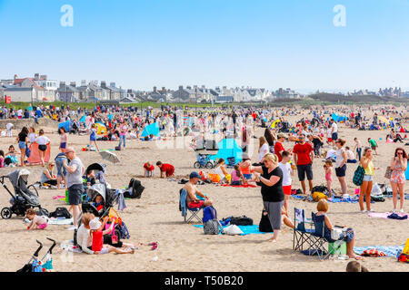 L'Ayrshire, Ecosse. 19 avr 2019. Météo France : Avec le beau temps, des milliers de personnes se sont rendus à Troon Ayrshire, plage pour profiter du début de la pause de Pâques. Le beau temps devrait se poursuivre au cours des vacances de Pâques, et il est prévu que la plage sera occupé toute la semaine. Credit : Findlay/Alamy Live News Banque D'Images