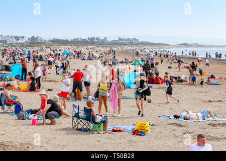 L'Ayrshire, Ecosse. 19 avr 2019. Météo France : Avec le beau temps, des milliers de personnes se sont rendus à Troon Ayrshire, plage pour profiter du début de la pause de Pâques. Le beau temps devrait se poursuivre au cours des vacances de Pâques, et il est prévu que la plage sera occupé toute la semaine. Credit : Findlay/Alamy Live News Banque D'Images