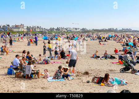 L'Ayrshire, Ecosse. 19 avr 2019. Météo France : Avec le beau temps, des milliers de personnes se sont rendus à Troon Ayrshire, plage pour profiter du début de la pause de Pâques. Le beau temps devrait se poursuivre au cours des vacances de Pâques, et il est prévu que la plage sera occupé toute la semaine. Credit : Findlay/Alamy Live News Banque D'Images