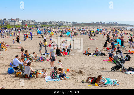 L'Ayrshire, Ecosse. 19 avr 2019. Météo France : Avec le beau temps, des milliers de personnes se sont rendus à Troon Ayrshire, plage pour profiter du début de la pause de Pâques. Le beau temps devrait se poursuivre au cours des vacances de Pâques, et il est prévu que la plage sera occupé toute la semaine. Credit : Findlay/Alamy Live News Banque D'Images