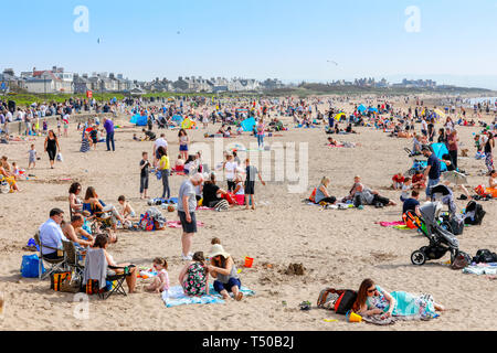 L'Ayrshire, Ecosse. 19 avr 2019. Météo France : Avec le beau temps, des milliers de personnes se sont rendus à Troon Ayrshire, plage pour profiter du début de la pause de Pâques. Le beau temps devrait se poursuivre au cours des vacances de Pâques, et il est prévu que la plage sera occupé toute la semaine. Credit : Findlay/Alamy Live News Banque D'Images