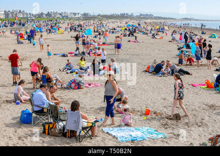 L'Ayrshire, Ecosse. 19 avr 2019. Météo France : Avec le beau temps, des milliers de personnes se sont rendus à Troon Ayrshire, plage pour profiter du début de la pause de Pâques. Le beau temps devrait se poursuivre au cours des vacances de Pâques, et il est prévu que la plage sera occupé toute la semaine. Credit : Findlay/Alamy Live News Banque D'Images